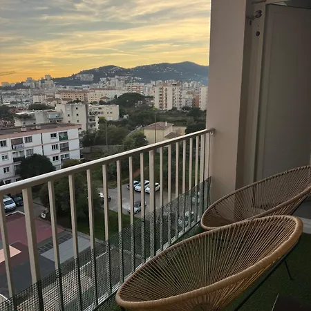 Beautiful Apartment With Free Private Parking *